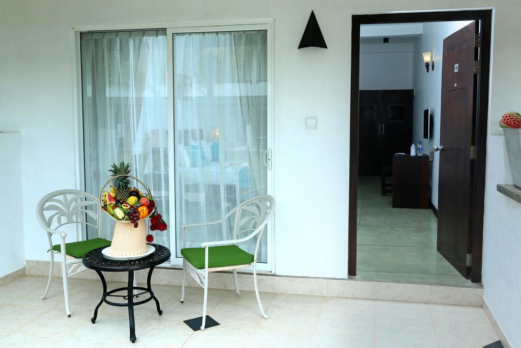 Coco Royal Beach Resort Kalutara Esterno foto