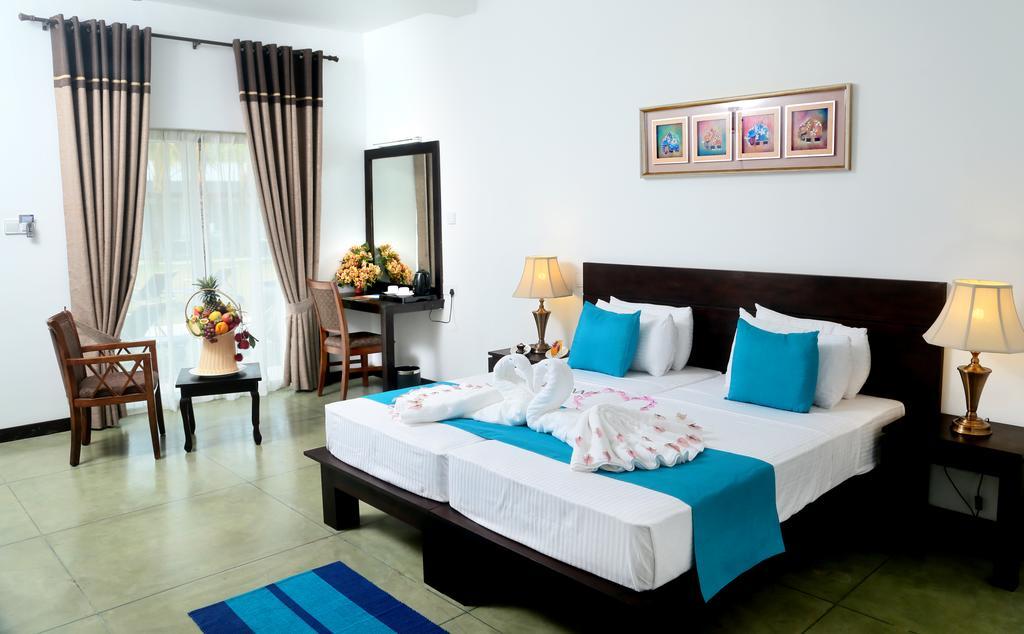 Coco Royal Beach Resort Kalutara Esterno foto